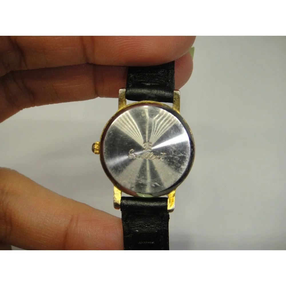 Excellent Canada Maple Leaf Watch Women's Silver Gold Two Tone Leather Strap VTG